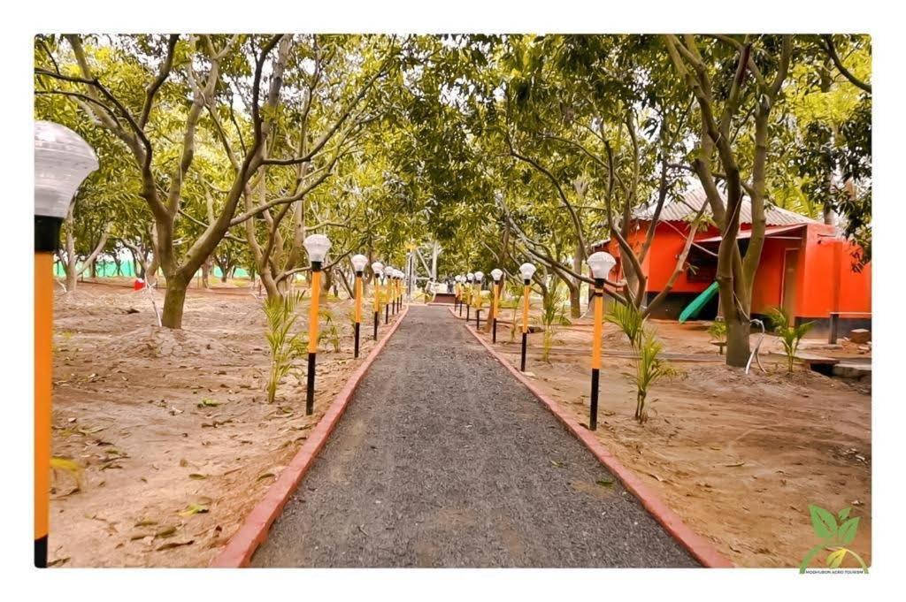 Modhubon Agro Tourism Hotel Bolpur Buitenkant foto